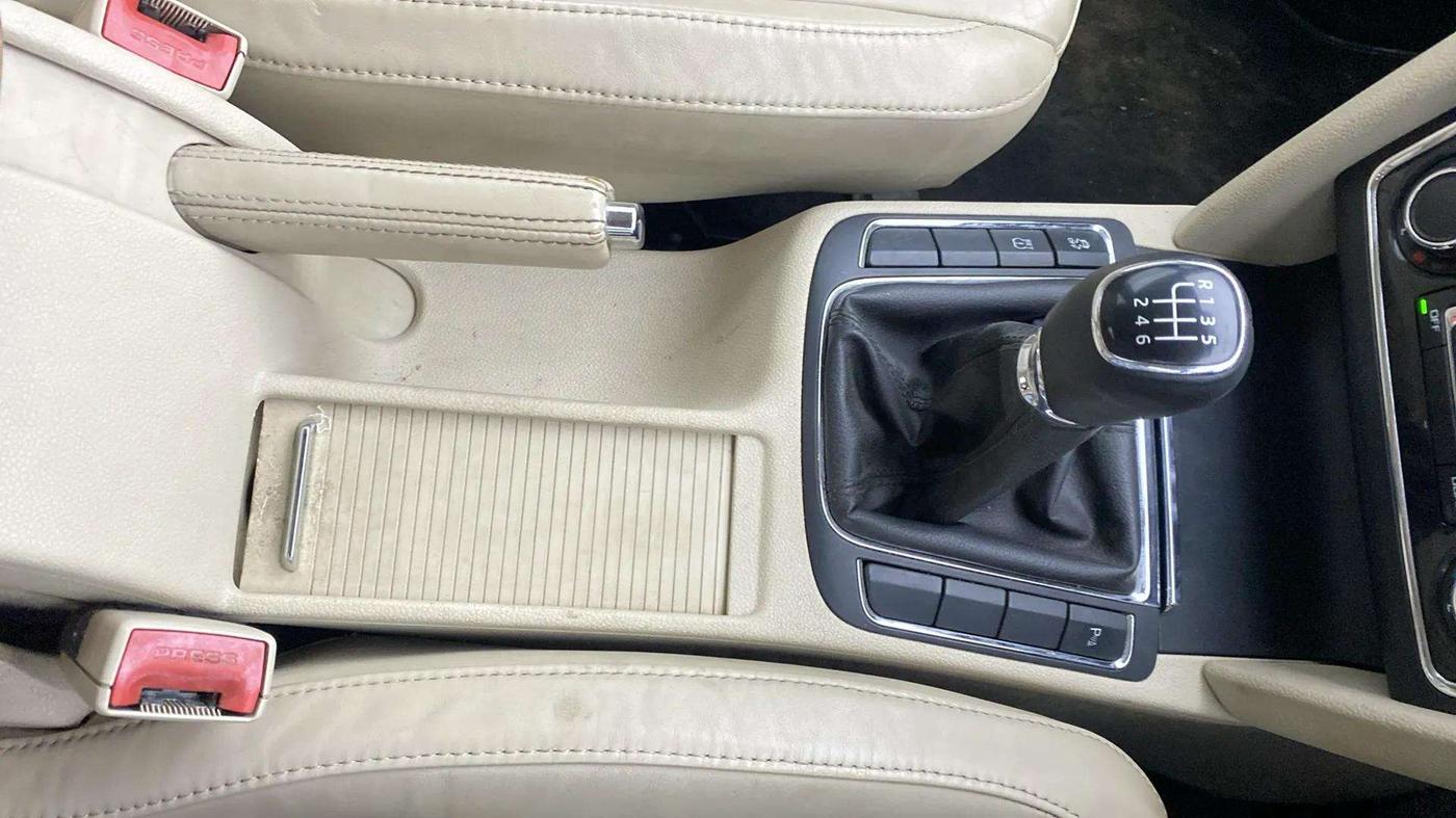 2013 Skoda Superb ELEGANCE 1.8 TSI MT, Petrol, Manual, 1,05,398 km, Gear Lever