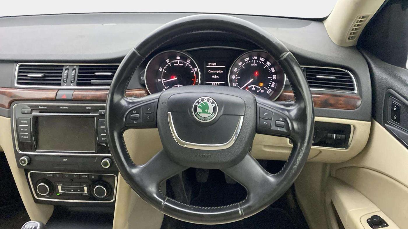 2013 Skoda Superb ELEGANCE 1.8 TSI MT, Petrol, Manual, 1,05,398 km, Steering Wheel Close Up