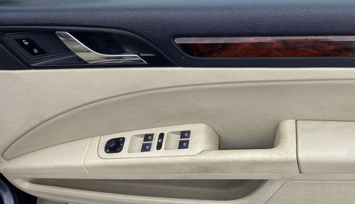 2013 Skoda Superb ELEGANCE 1.8 TSI MT, Petrol, Manual, 1,05,090 km, Driver Side Door Panels Control