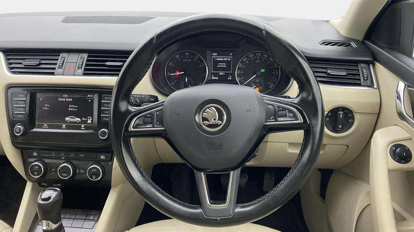 2016 Skoda Octavia STYLE PLUS AT 1.8 TSI, Petrol, Automatic, 98,770 km, Steering Wheel Close Up