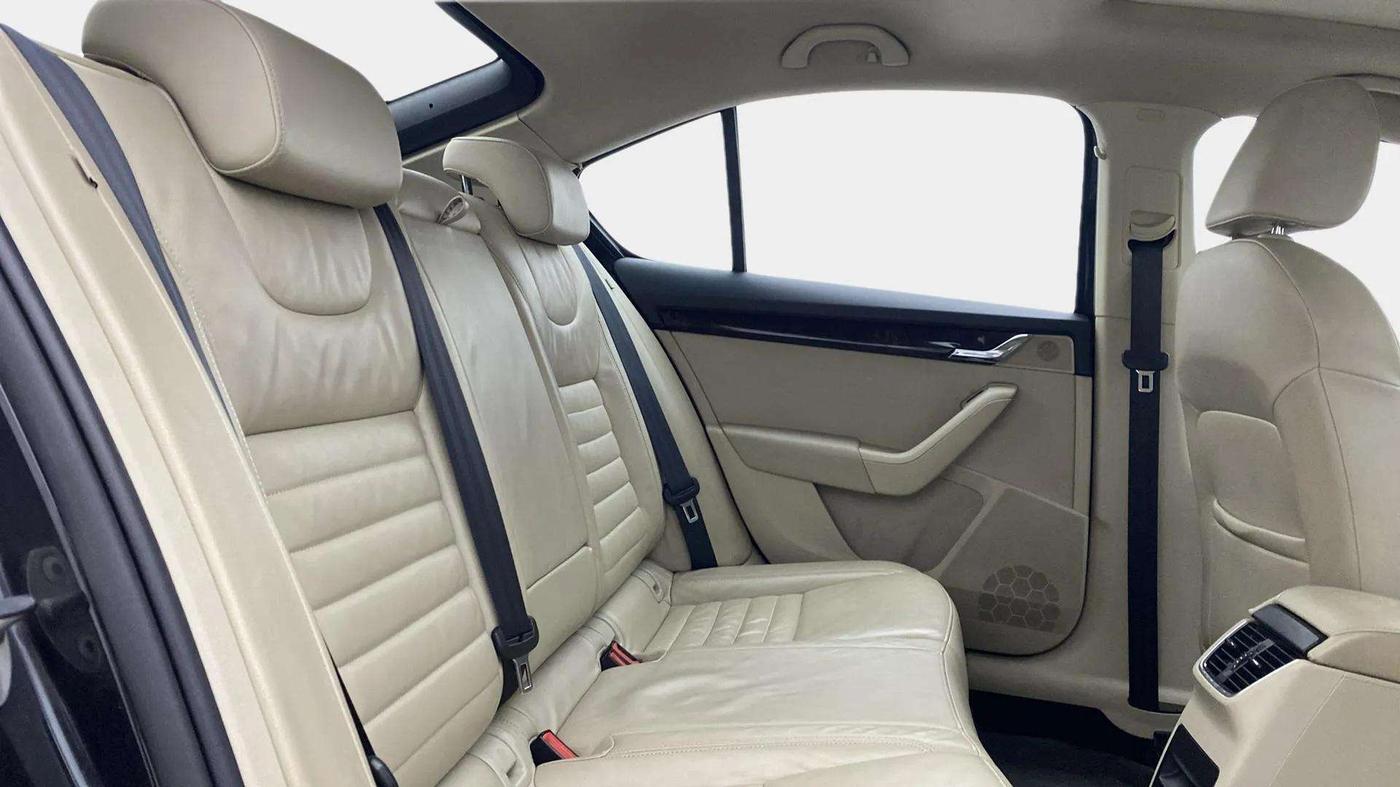 2016 Skoda Octavia STYLE PLUS AT 1.8 TSI, Petrol, Automatic, 98,770 km, Right Side Rear Door Cabin