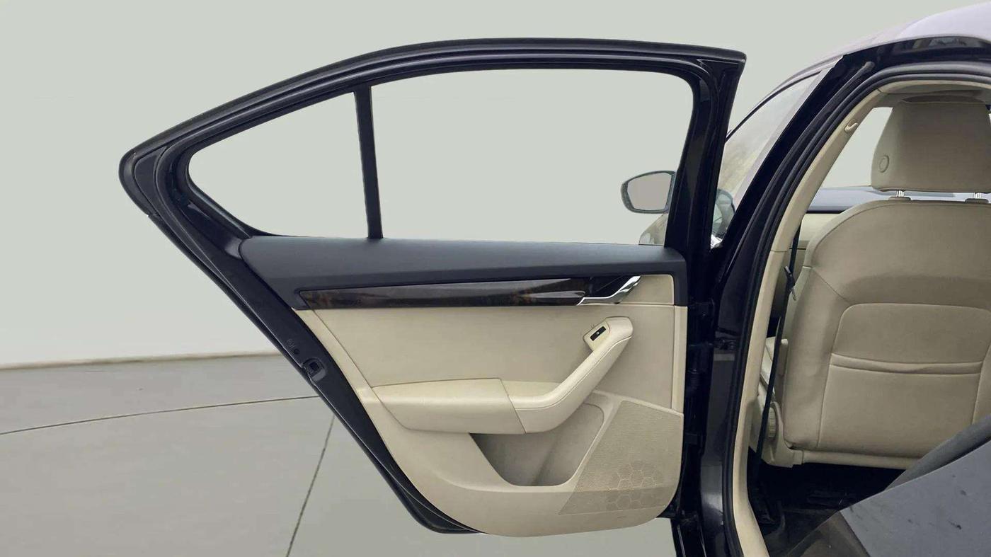 2016 Skoda Octavia STYLE PLUS AT 1.8 TSI, Petrol, Automatic, 98,770 km, LHS Rear Door