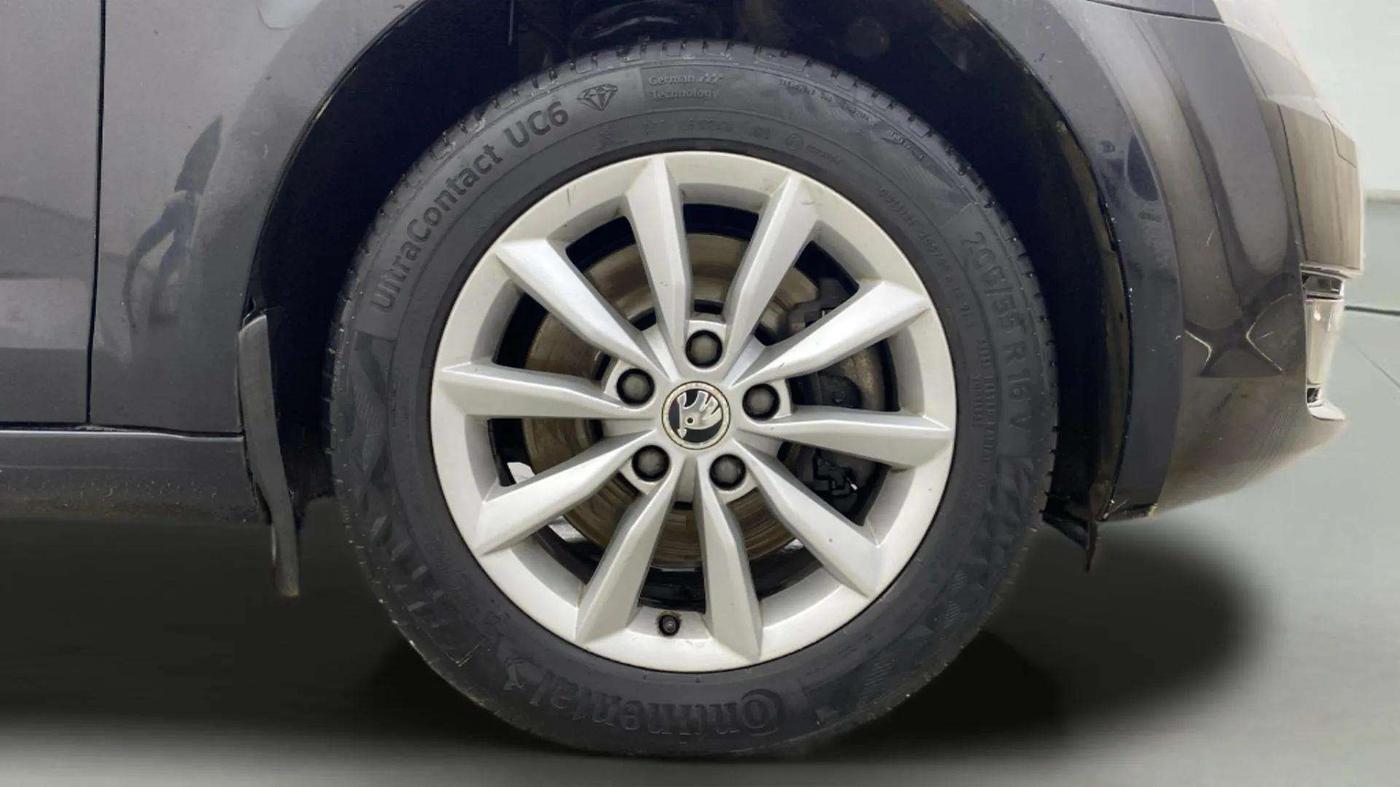 2016 Skoda Octavia STYLE PLUS AT 1.8 TSI, Petrol, Automatic, 98,770 km, Right Front Wheel