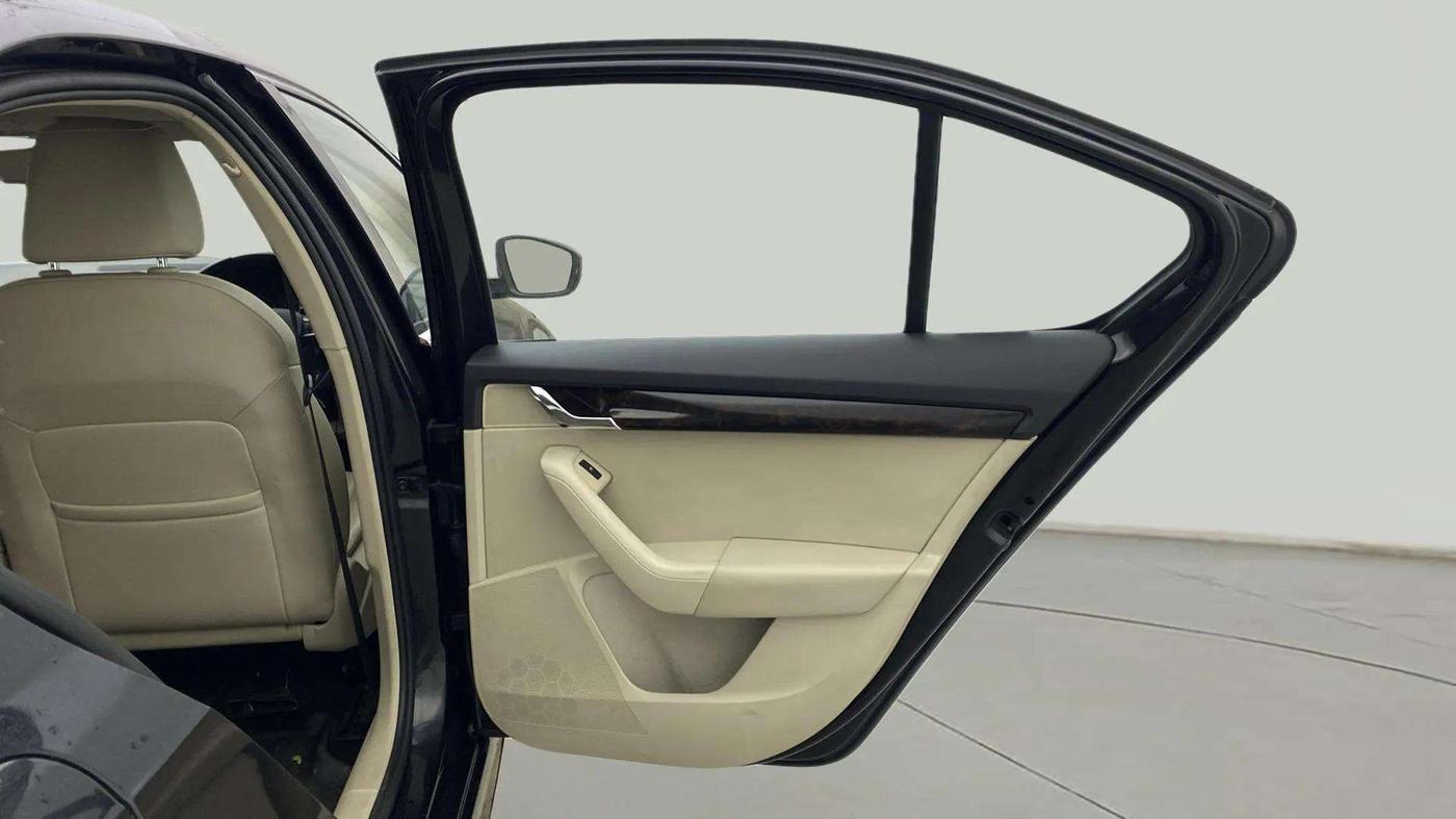 2016 Skoda Octavia STYLE PLUS AT 1.8 TSI, Petrol, Automatic, 98,770 km, RHS Rear Door