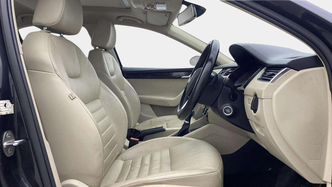2016 Skoda Octavia STYLE PLUS AT 1.8 TSI, Petrol, Automatic, 98,770 km, Right Side Front Door Cabin