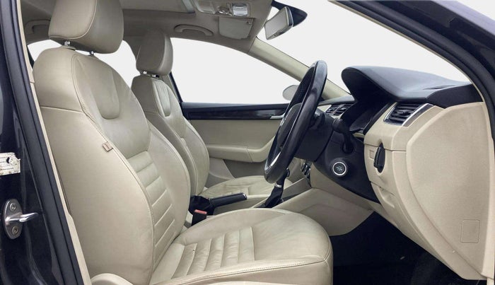 2016 Skoda Octavia STYLE PLUS AT 1.8 TSI, Petrol, Automatic, 98,374 km, Right Side Front Door Cabin