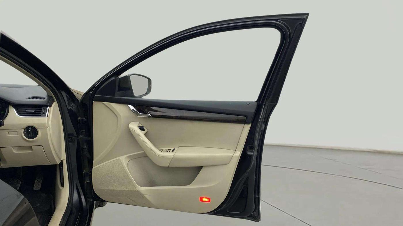 2016 Skoda Octavia STYLE PLUS AT 1.8 TSI, Petrol, Automatic, 98,770 km, RHS Front Door