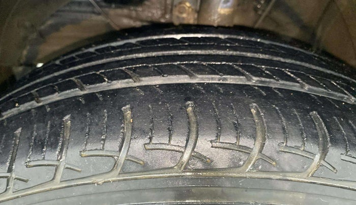2017 Maruti Baleno DELTA PETROL 1.2, Petrol, Manual, 33,163 km, Left Front Tyre Tread
