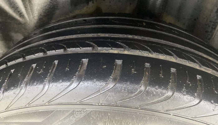 2013 Volkswagen Vento HIGHLINE PETROL AT, Petrol, Automatic, 94,359 km, Left Rear Tyre Tread