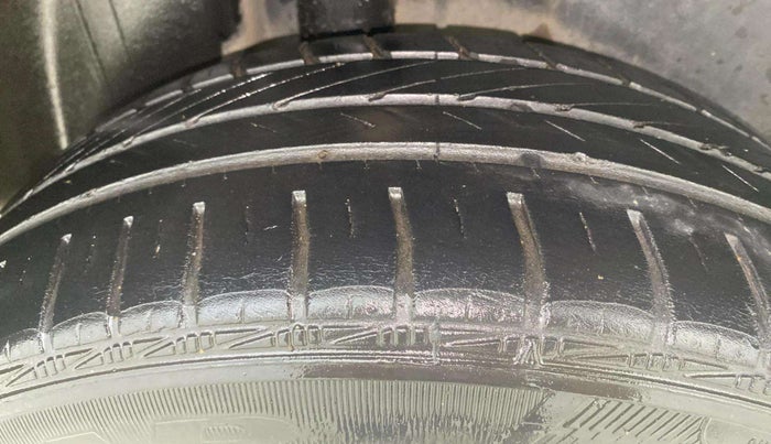 2013 Volkswagen Vento HIGHLINE PETROL AT, Petrol, Automatic, 94,359 km, Right Rear Tyre Tread