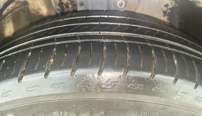 2013 Volkswagen Vento HIGHLINE PETROL AT, Petrol, Automatic, 94,359 km, Right Front Tyre Tread