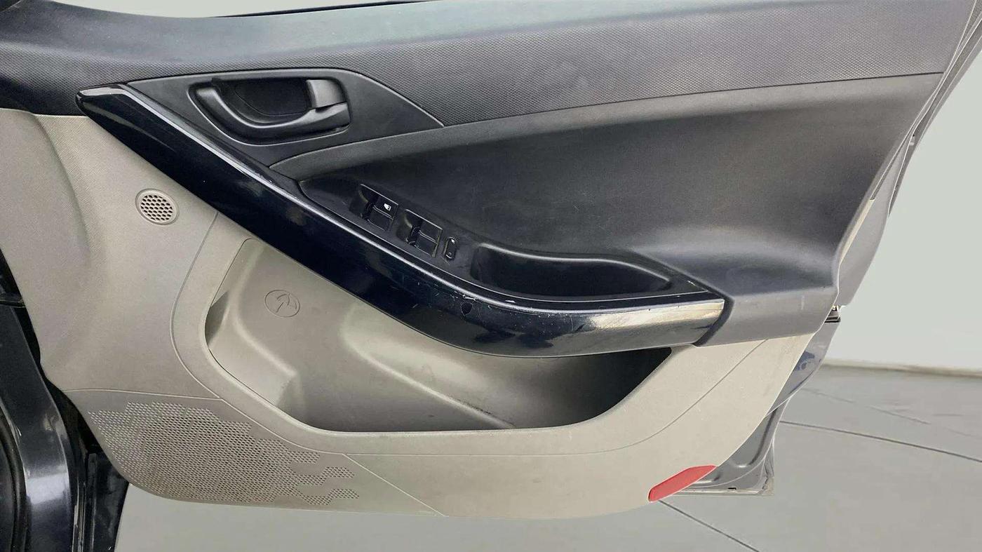 2019 Tata NEXON XMA PETROL, Petrol, Automatic, 64,508 km, Driver Side Door Panels Control