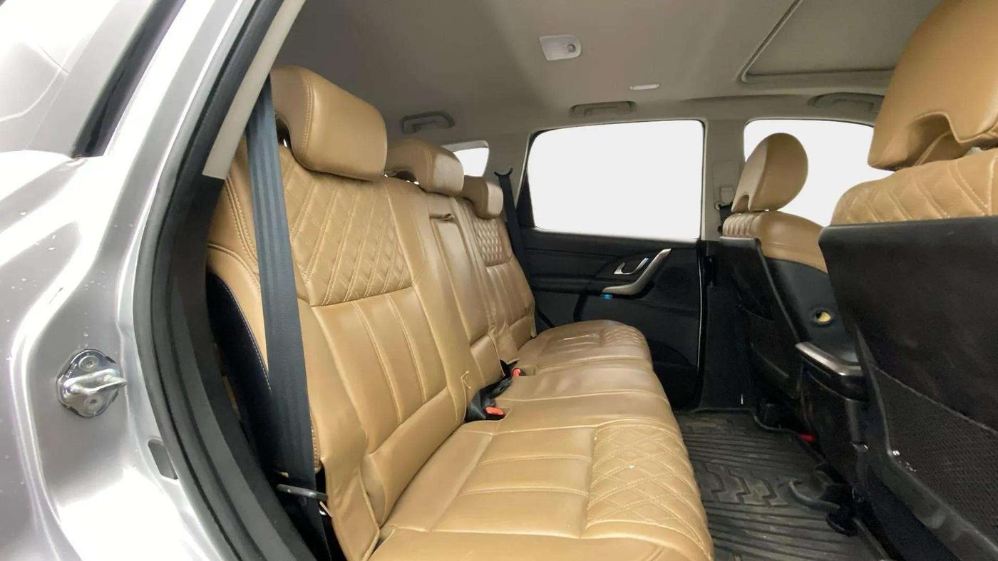 2021 Mahindra XUV500 W11 AT, Diesel, Automatic, 97,355 km, Right Side Rear Door Cabin