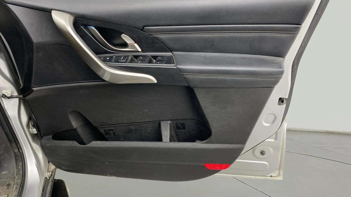 2021 Mahindra XUV500 W11 AT, Diesel, Automatic, 97,355 km, Driver Side Door Panels Control