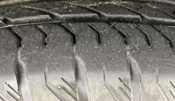 2021 Mahindra XUV500 W11 AT, Diesel, Automatic, 97,327 km, Right Front Tyre Tread