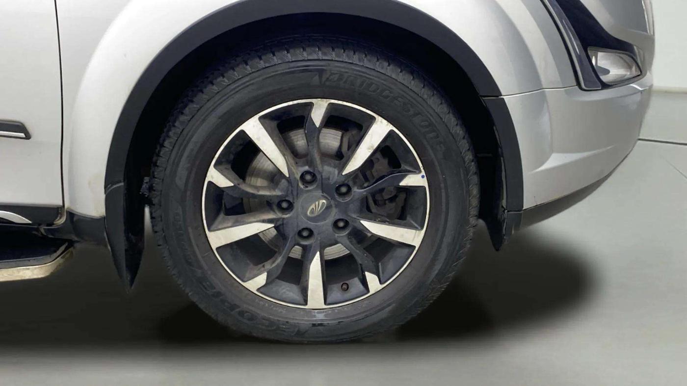 2021 Mahindra XUV500 W11 AT, Diesel, Automatic, 97,355 km, Right Front Wheel