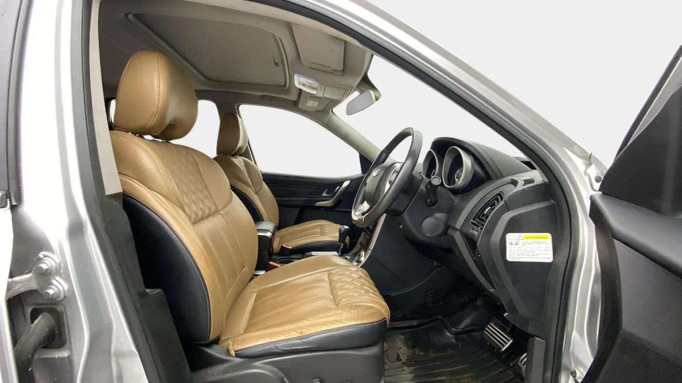 2021 Mahindra XUV500 W11 AT, Diesel, Automatic, 97,355 km, Right Side Front Door Cabin