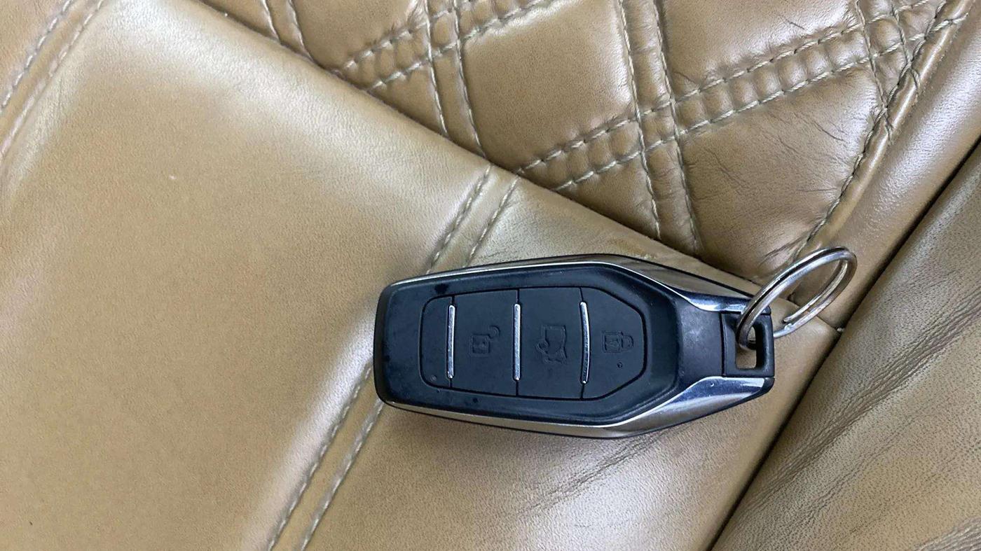 2021 Mahindra XUV500 W11 AT, Diesel, Automatic, 97,355 km, Key Close Up
