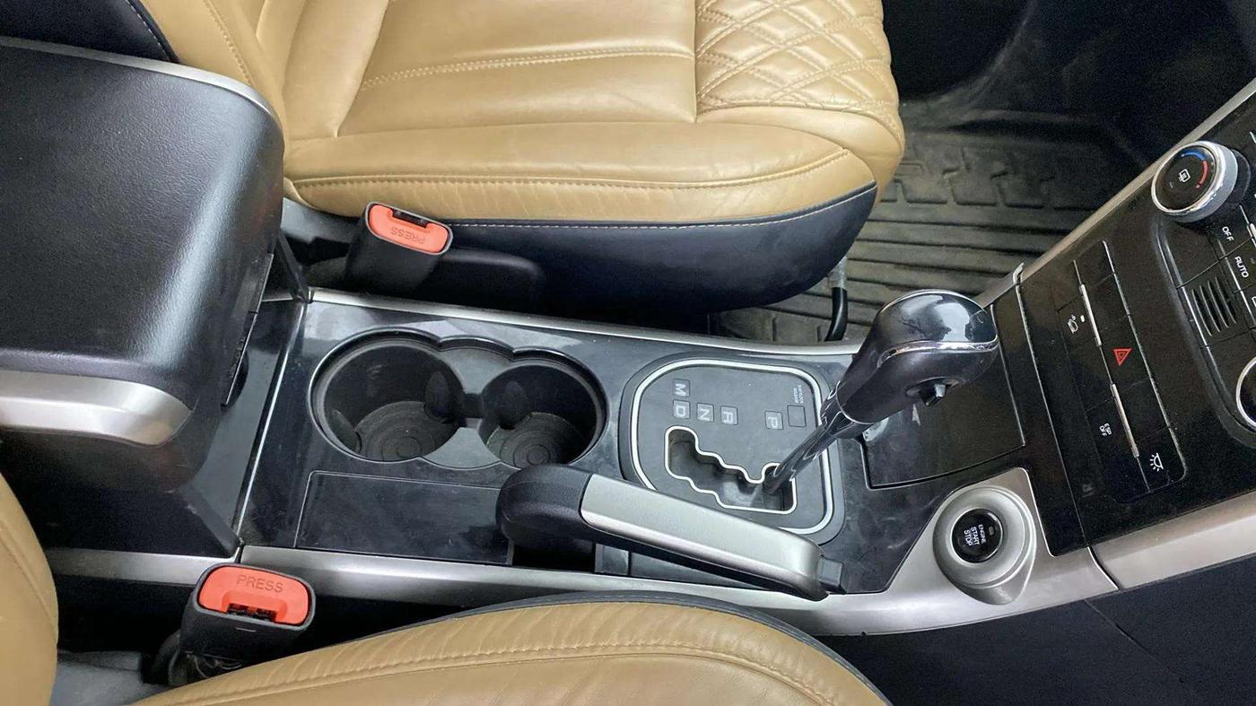 2021 Mahindra XUV500 W11 AT, Diesel, Automatic, 97,355 km, Gear Lever