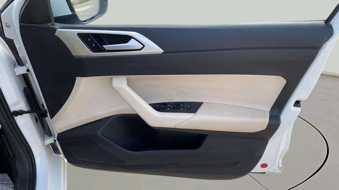 2023 Volkswagen VIRTUS HIGHLINE TSI 1.0 MT, Petrol, Manual, 66,325 km, Driver Side Door Panels Control