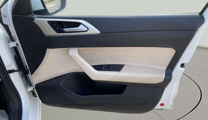 2023 Volkswagen VIRTUS HIGHLINE TSI 1.0 MT, Petrol, Manual, 66,305 km, Driver Side Door Panels Control