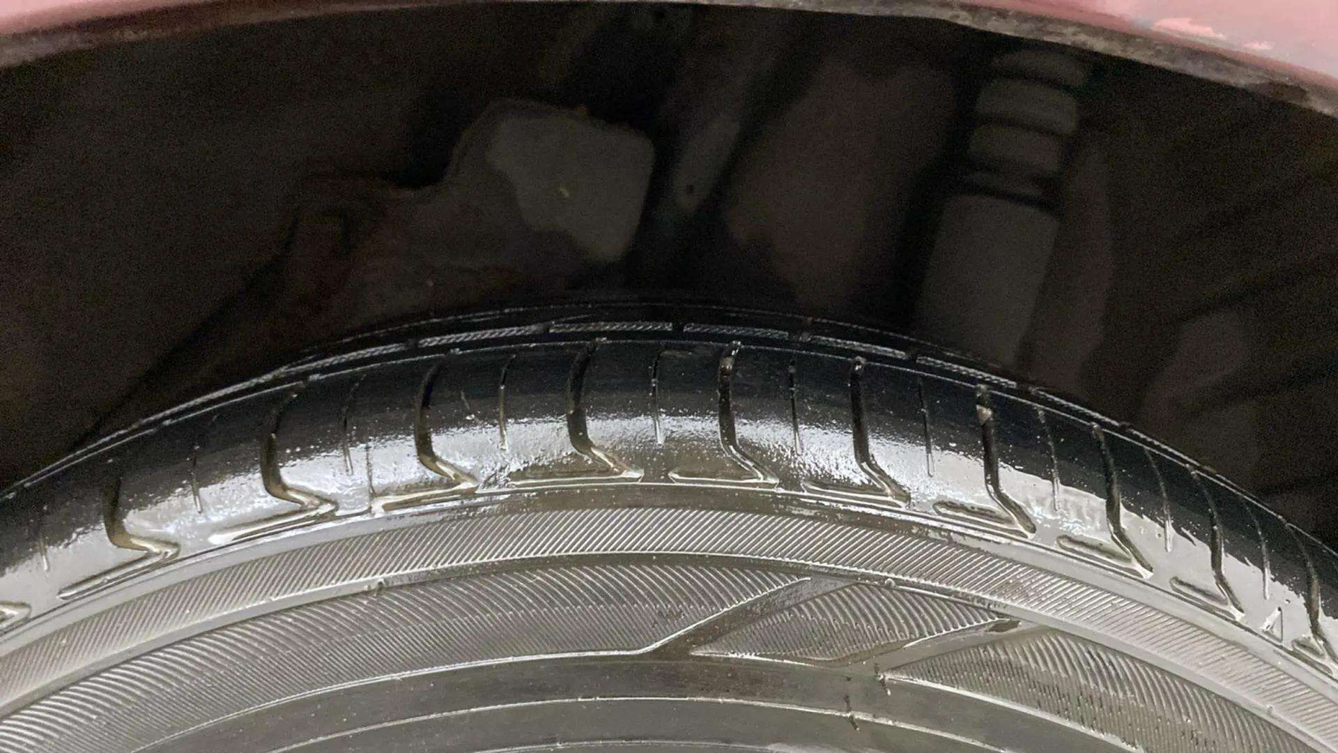 LHS-Rear-Tyre-Tread-21
