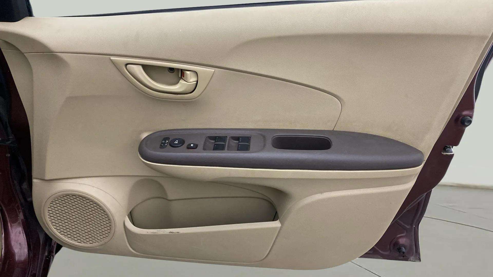 Driver-side-door-panel-control-39