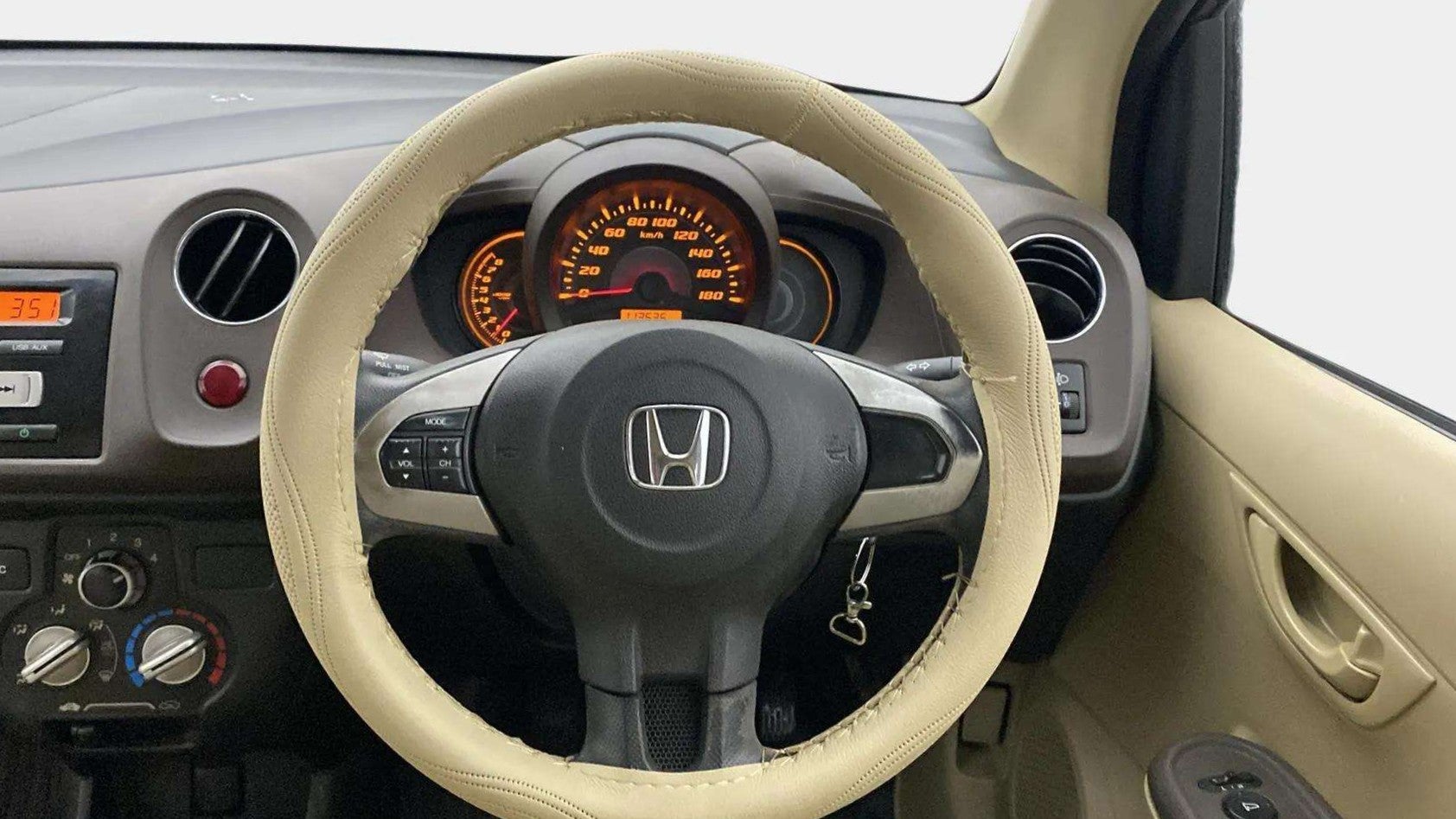 Steering-wheel-close-up-29