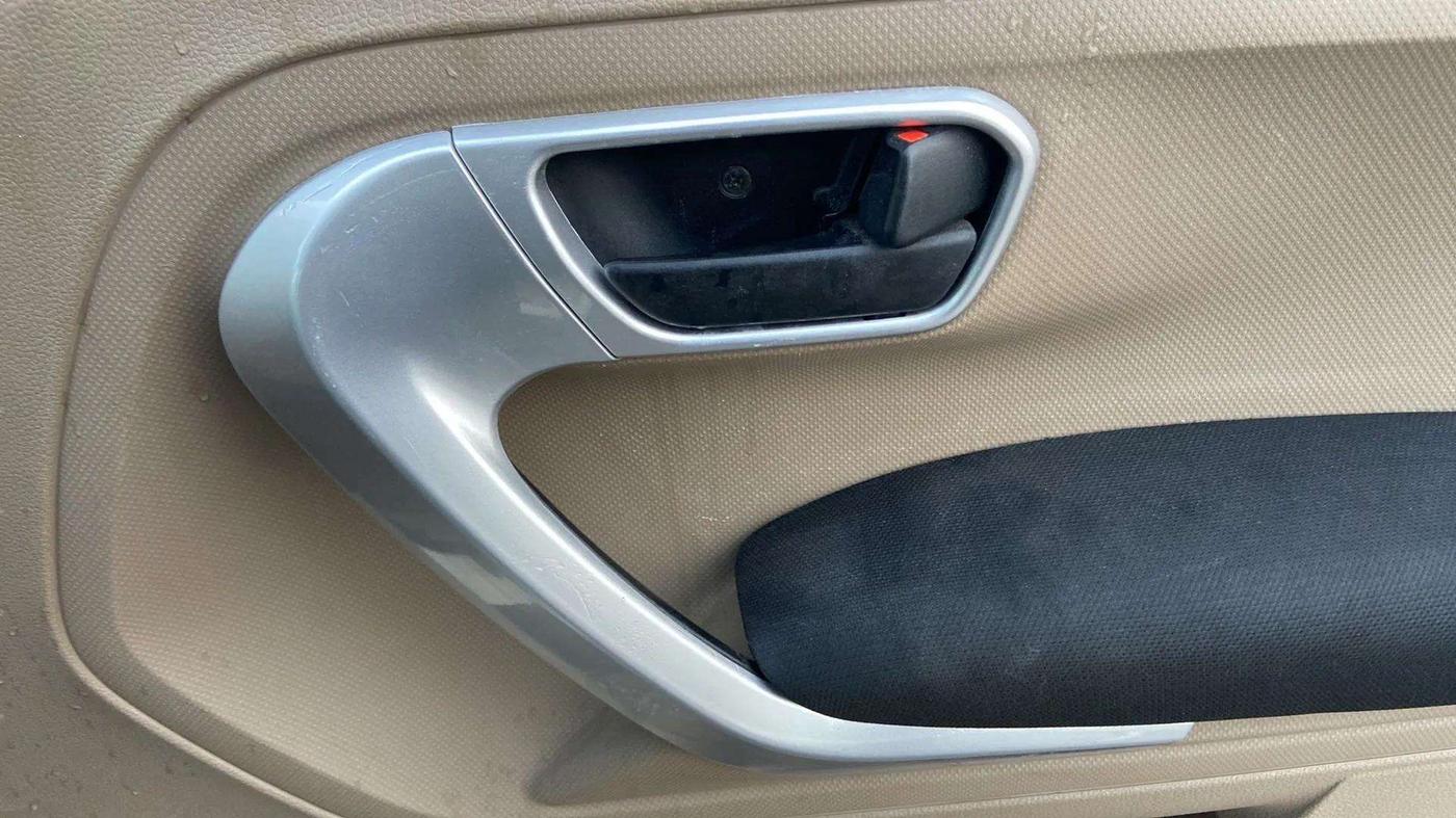 2019 Mahindra TUV 300 PLUS P8, Diesel, Manual, 66,728 km, Driver Side Door Panels Control