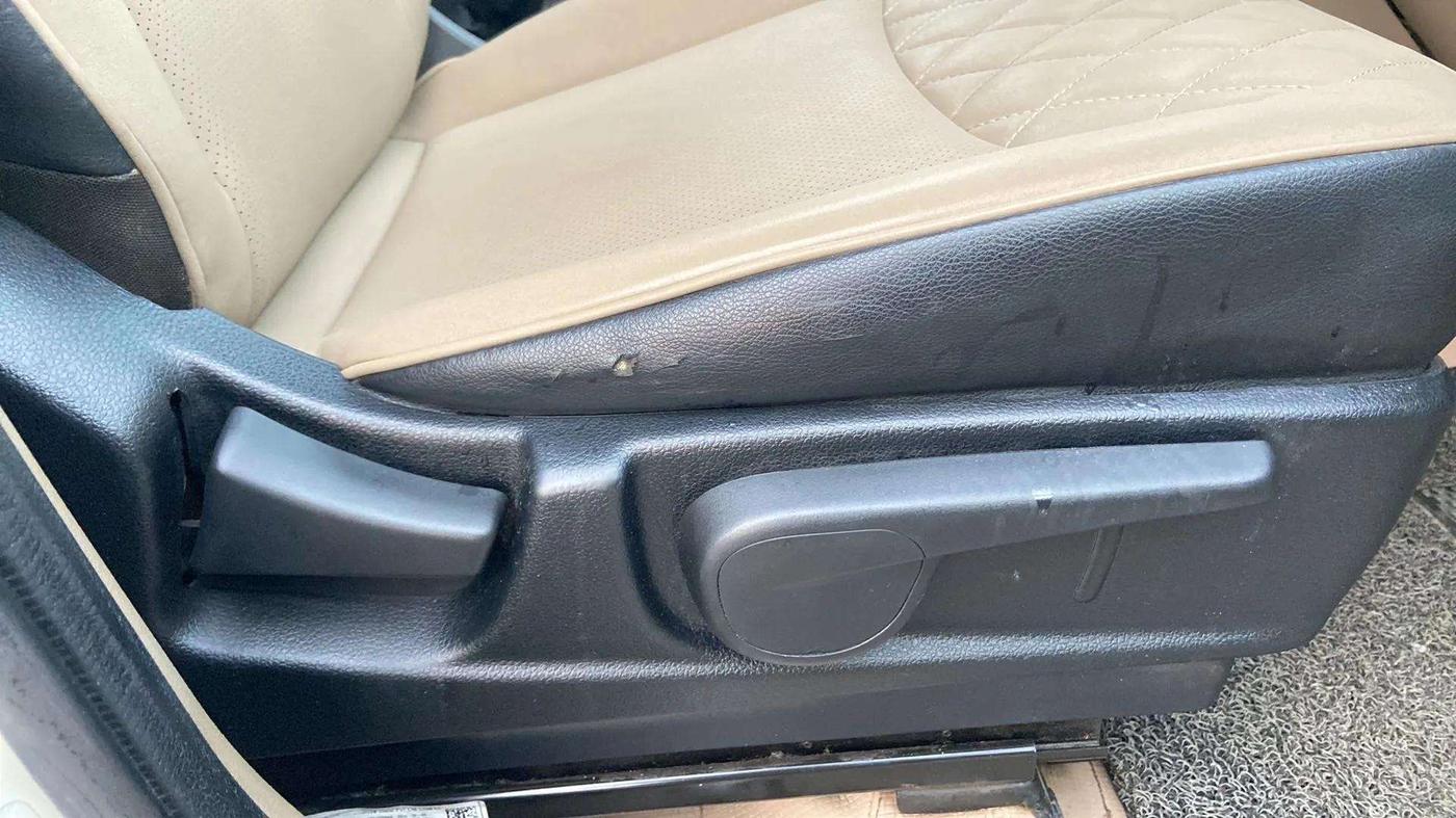 2019 Mahindra TUV 300 PLUS P8, Diesel, Manual, 66,728 km, Driver Side Adjustment Panel