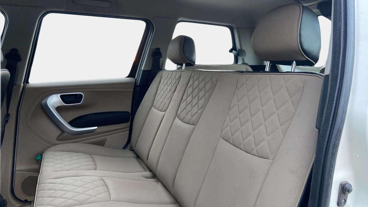 2019 Mahindra TUV 300 PLUS P8, Diesel, Manual, 66,728 km, Right Side Rear Door Cabin