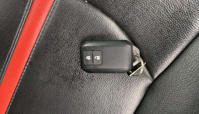 2024 Toyota Glanza G, Petrol, Manual, 13,879 km, Key Close Up
