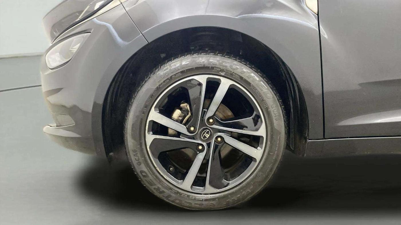 2023 Tata ALTROZ XZ PLUS DIESEL DARK EDITION, Diesel, Manual, 45,697 km, Left Front Wheel