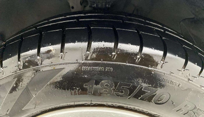 2013 Hyundai i20 MAGNA (O) 1.2, Petrol, Manual, 1,23,813 km, Right Front Tyre Tread