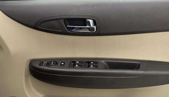 2013 Hyundai i20 MAGNA (O) 1.2, Petrol, Manual, 1,23,813 km, Driver Side Door Panels Control