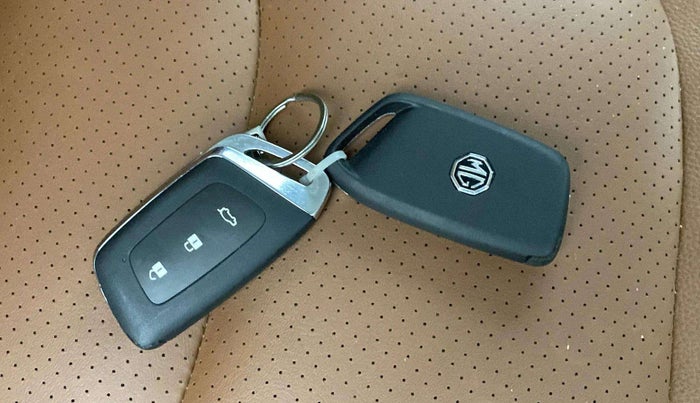 2022 MG HECTOR PLUS SHARP 1.5 PETROL TURBO CVT 6-STR, Petrol, Automatic, 16,989 km, Key Close Up