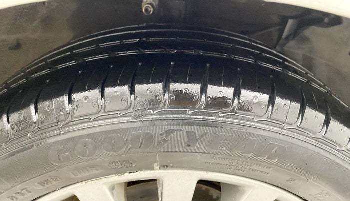 2015 Maruti Ciaz ZDI+, Diesel, Manual, 59,705 km, Right Front Tyre Tread