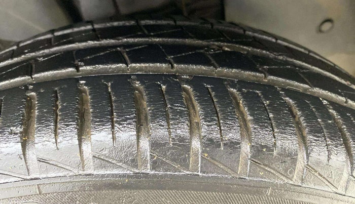 2019 Renault Kwid RXT 1.0 AMT (O), Petrol, Automatic, 27,353 km, Left Rear Tyre Tread