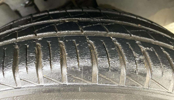 2019 Renault Kwid RXT 1.0 AMT (O), Petrol, Automatic, 27,353 km, Right Front Tyre Tread