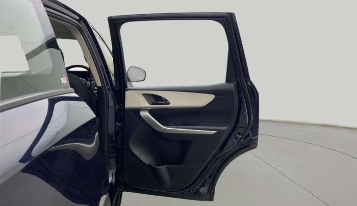 2022 Mahindra XUV700 MX P MT 5 STR, Petrol, Manual, 4,659 km, RHS Rear Door