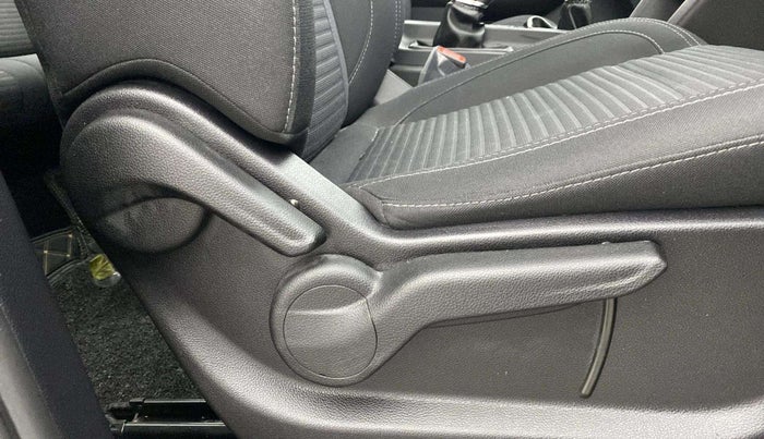 2022 Mahindra XUV700 MX P MT 5 STR, Petrol, Manual, 4,659 km, Driver Side Adjustment Panel