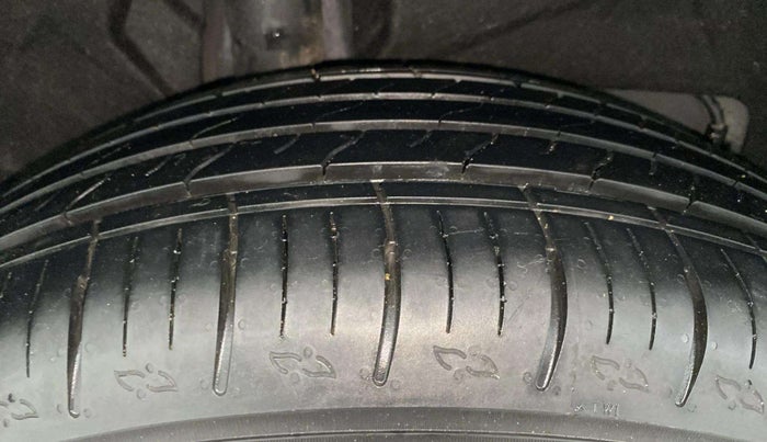 2022 Mahindra XUV700 MX P MT 5 STR, Petrol, Manual, 4,659 km, Right Rear Tyre Tread