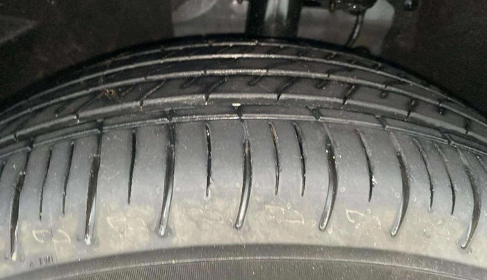 2022 Mahindra XUV700 MX P MT 5 STR, Petrol, Manual, 4,659 km, Left Front Tyre Tread