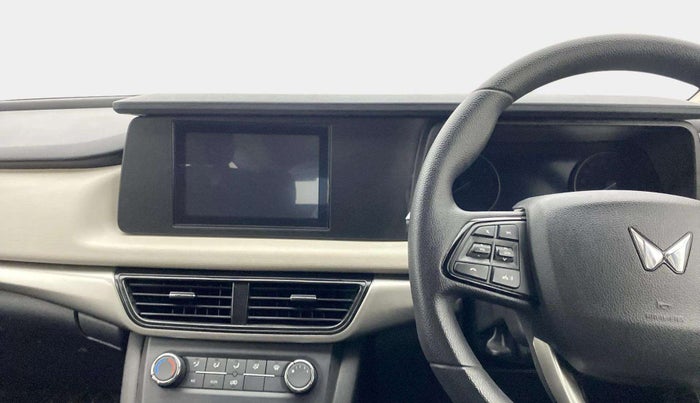 2022 Mahindra XUV700 MX P MT 5 STR, Petrol, Manual, 4,659 km, Air Conditioner