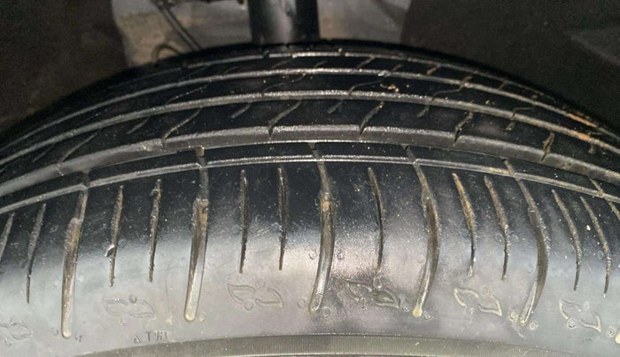 2022 Mahindra XUV700 MX P MT 5 STR, Petrol, Manual, 4,659 km, Right Front Tyre Tread