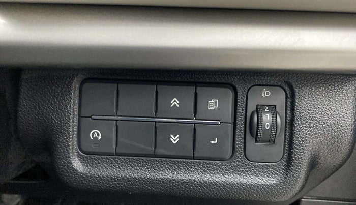 2022 Mahindra XUV700 MX P MT 5 STR, Petrol, Manual, 4,659 km, Adaptive Cruise Control
