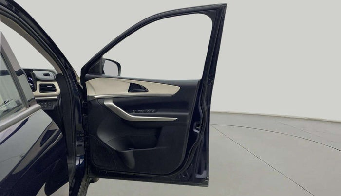 2022 Mahindra XUV700 MX P MT 5 STR, Petrol, Manual, 4,659 km, RHS Front Door