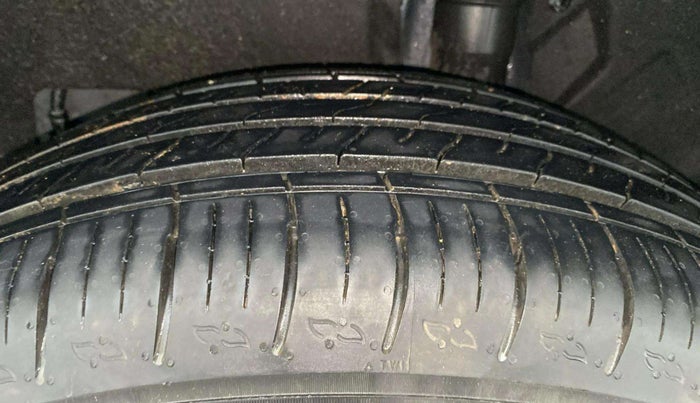 2022 Mahindra XUV700 MX P MT 5 STR, Petrol, Manual, 4,659 km, Left Rear Tyre Tread