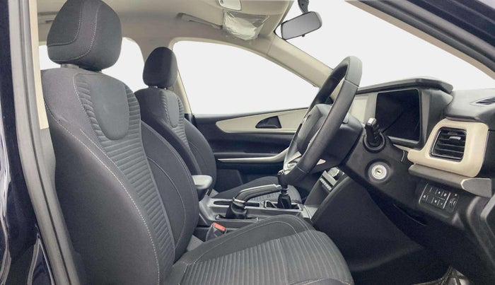 2022 Mahindra XUV700 MX P MT 5 STR, Petrol, Manual, 4,659 km, Right Side Front Door Cabin