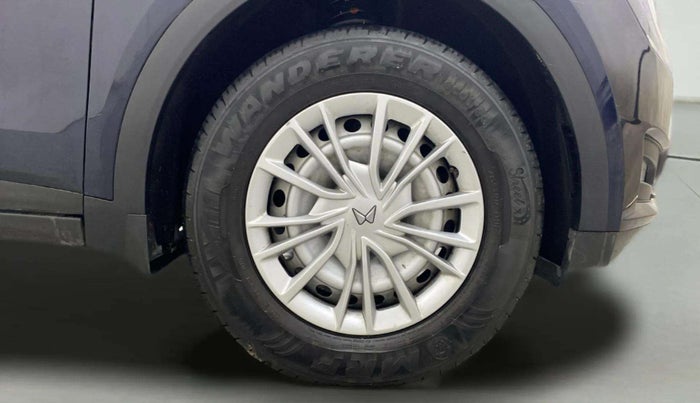 2022 Mahindra XUV700 MX P MT 5 STR, Petrol, Manual, 4,659 km, Right Front Wheel
